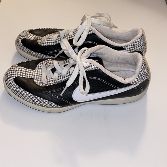 Women’s size 9 Nike “bowling shoes” - Picture 4 of 6